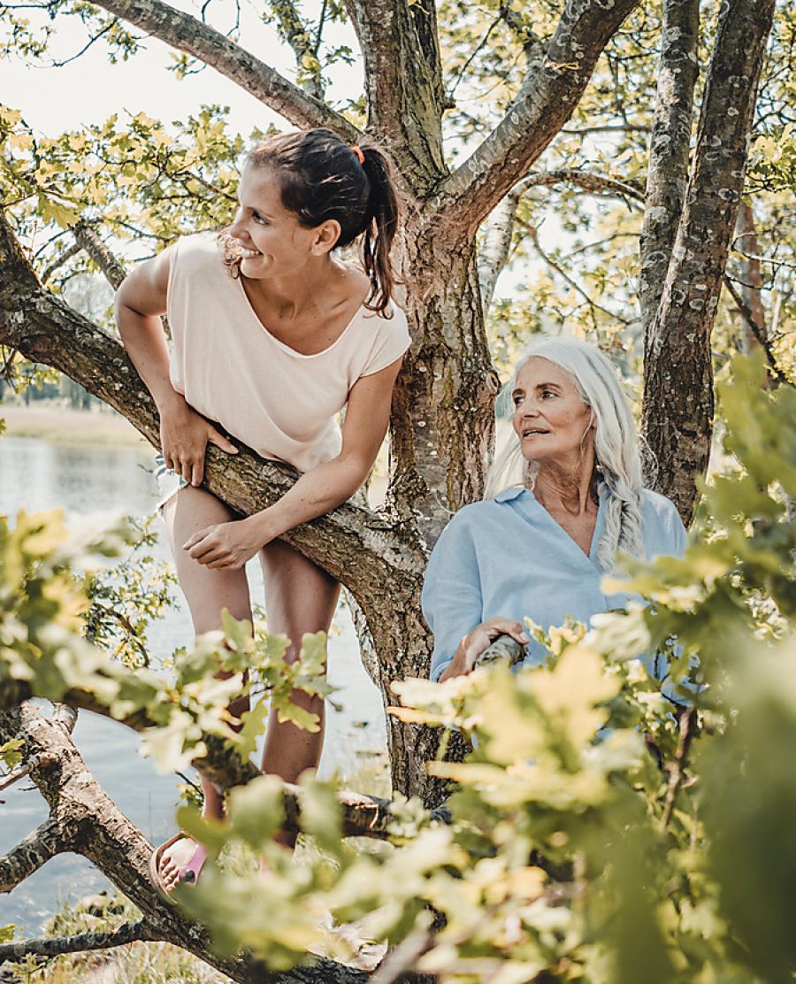 Jüngere und älter Frau auf einem Baum